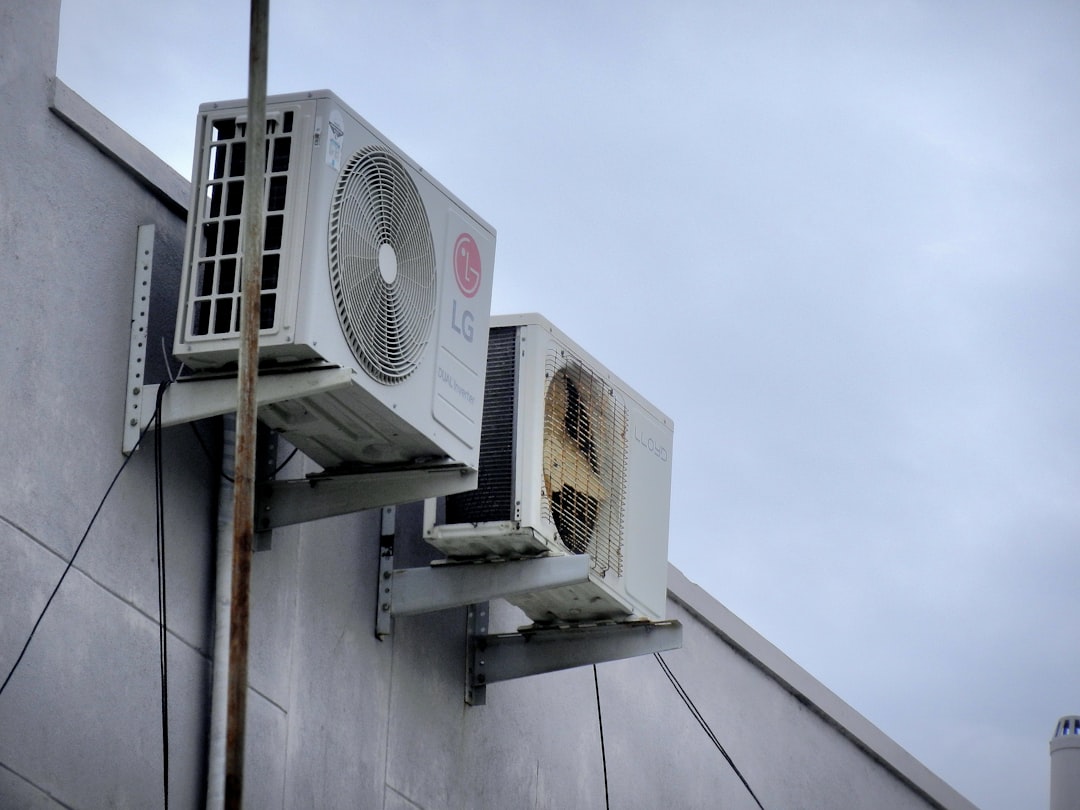 an-air-conditioner-mounted-to-the-side-of-a-building-qoftd3kg1qm
